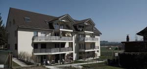 DietwilEasy-Living Apartments Dietwil的带阳台的大型白色公寓大楼
