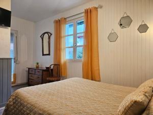 萨尔艾美特住宿加早餐旅馆的一间卧室设有一张床和一个窗口