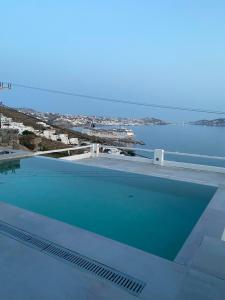 圣斯特凡诺斯Mykonian Luxury Villa Azure w Sea View and Pool的享有水景的游泳池