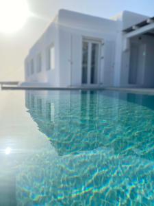 圣斯特凡诺斯Mykonian Luxury Villa Azure w Sea View and Pool的建筑物前的水池