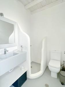 圣斯特凡诺斯Mykonian Luxury Villa Azure w Sea View and Pool的白色的浴室设有卫生间和水槽。