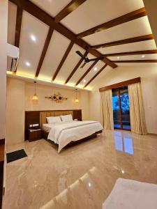 SuratakalSavera Seafront的一间大卧室,配有一张床和一个大窗户