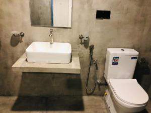 阿杭格默Villa Bilimbi的一间带水槽和卫生间的浴室