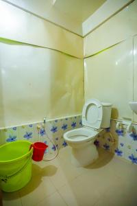 达卡Hotel Victoria Inn (Nazimuddin Road)的一间带卫生间和绿色桶的浴室