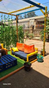 内罗毕Jabulani Nairobi Backpackers Hostel的坐在庭院凉亭下的沙发