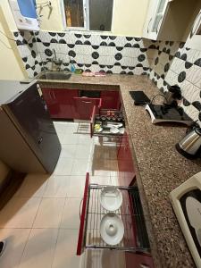 加济阿巴德Royal Ambience的带水槽的柜台的厨房