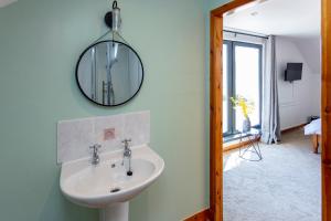 阿勒浦Lochbroom Lodge的浴室设有水槽和墙上的镜子
