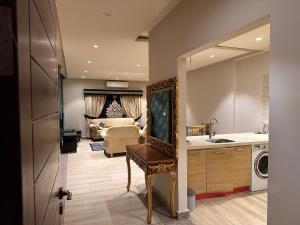 伊斯兰堡Spacious Haven的一个带水槽的厨房和一间客厅