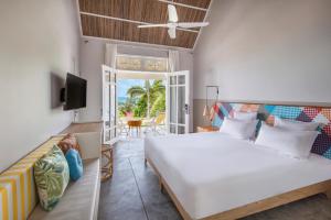 Rodrigues IslandC Rodrigues Mourouk的一间带大床的卧室和一个阳台