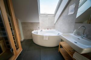 布莱德eco boutique hotel AMS Beagle的一间带大浴缸和水槽的浴室