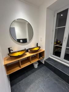 La FouillouseChâteau Le Fournel的一间带两个盥洗盆和大镜子的浴室