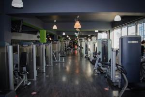 塔古玖PentGarden penthouse jacuzzi的健身房,配有各种跑步机和机器