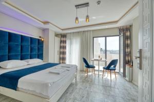 伊斯坦布尔GALATAGREENAPPLEHOTEL的卧室配有一张床和一张桌子及椅子