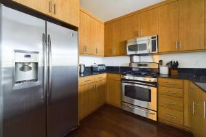 奥克兰Oakland 1br w balcony nr dining shops bart SFO-1552的厨房配有不锈钢用具和木柜