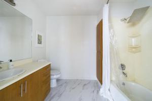 奥克兰Oakland 1br w balcony nr dining shops bart SFO-1552的白色的浴室设有水槽和卫生间。