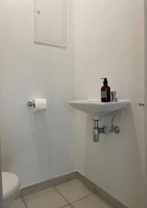 尼乌波特Boek nu je verblijf - Perfecte locatie om tot rust te komen met zonneterras!的白色的浴室设有水槽和卫生间。