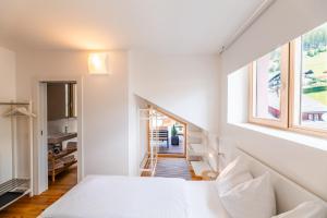 帕特加森Quercus Appartements contactless check-in的卧室配有白色的床和窗户。