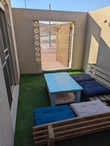 Beʼer OraPaula's corner的一个带蓝色桌子和椅子的小庭院