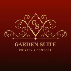 博洛尼亚Garden Suite的花园套房的金色复古标志