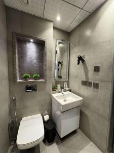 诺伊达The Opulence Suite 41st Floor City View的浴室配有白色卫生间和盥洗盆。