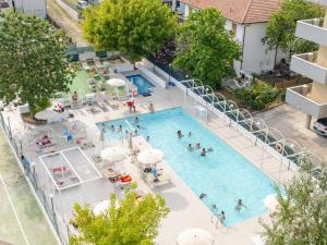 拉文纳Hotel Marina Beach的享有酒店游泳池的顶部景色