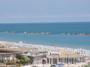 拉文纳Hotel Marina Beach的海滩上有很多遮阳伞和海洋