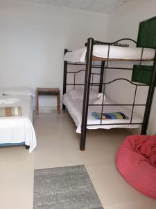 瓜杜阿斯El Vergel Guaduas的一间设有两张双层床和地毯的房间