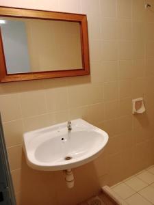 吉隆坡bintang hotel的浴室设有白色水槽和镜子