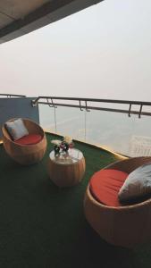 诺伊达The Opulence Suite 41st Floor City View的两张圆形的床和一张桌子