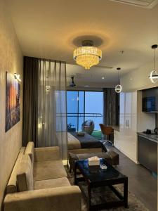 诺伊达The Opulence Suite 41st Floor City View的带沙发和吊灯的客厅