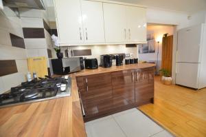 3 Bed house in Croydon - Great for Longer Stays Welcome的厨房或小厨房