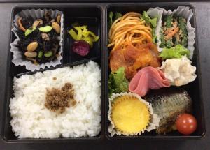 弘前市弘前布洛瑟姆酒店的午餐盒,包括米饭和蔬菜及食物