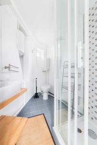 巴黎Agréable studio cœur de paris - Paris 6 - 2P的一间带卫生间和玻璃门的浴室