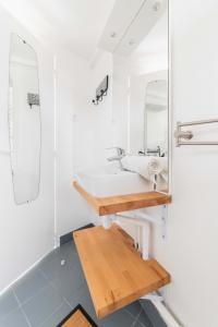 巴黎Agréable studio cœur de paris - Paris 6 - 2P的一间带水槽和镜子的浴室