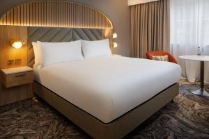 布里斯托北布里斯托尔希尔顿逸林酒店的一张大白色的床,位于酒店客房内