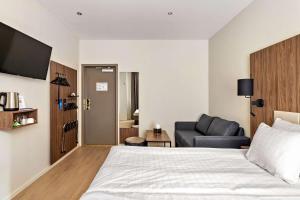 斯德哥尔摩卡勒普兰贝斯特韦斯特酒店的配有一张床和一把椅子的酒店客房