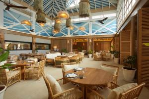 圣塔芭芭拉-山美纳Cayo Levantado Resort - All Inclusive的用餐室配有木桌和椅子