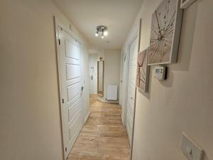 考文垂Cosy & Stylish One-Bed Flat-close to Warwick Uni的走廊设有白色门,铺有瓷砖地板