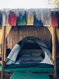 萨塔拉Ingawale farmhouse (agro tourism)的帐篷内的一张床位,上面有标志