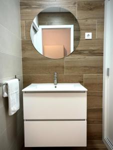 科尔多瓦Tabor的浴室设有白色水槽和镜子