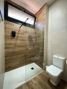 科尔多瓦Tabor的带淋浴和卫生间的浴室