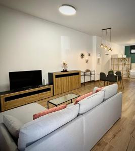 科尔多瓦Tabor的客厅配有白色沙发和电视