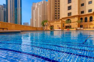 迪拜Nirvana Home的一座位于高楼城市的游泳池