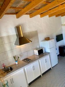 埃尔帕尔马Ilusiones del Mar的厨房配有水槽和炉灶 顶部烤箱