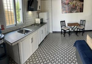 埃尔帕尔马Ilusiones del Mar的厨房配有水槽和桌椅