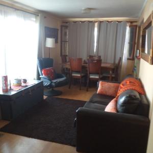 维库尼亚La Huerta的带沙发的客厅和用餐室