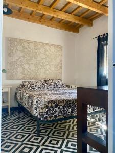 埃尔帕尔马Ilusiones del Mar的一间卧室配有一张床和一张桌子