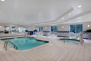 罗缪勒斯Fairfield Inn & Suites by Marriott Detroit Metro Airport Romulus的酒店大堂中央的游泳池