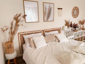 莫斯特Apartmány Zahražany的一间卧室配有带白色床单和枕头的床。