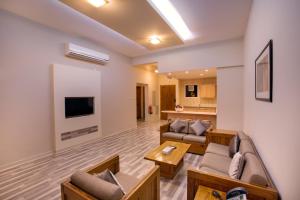 科威特Copthorne Al Jahra Hotel & Resort的带沙发和平面电视的客厅